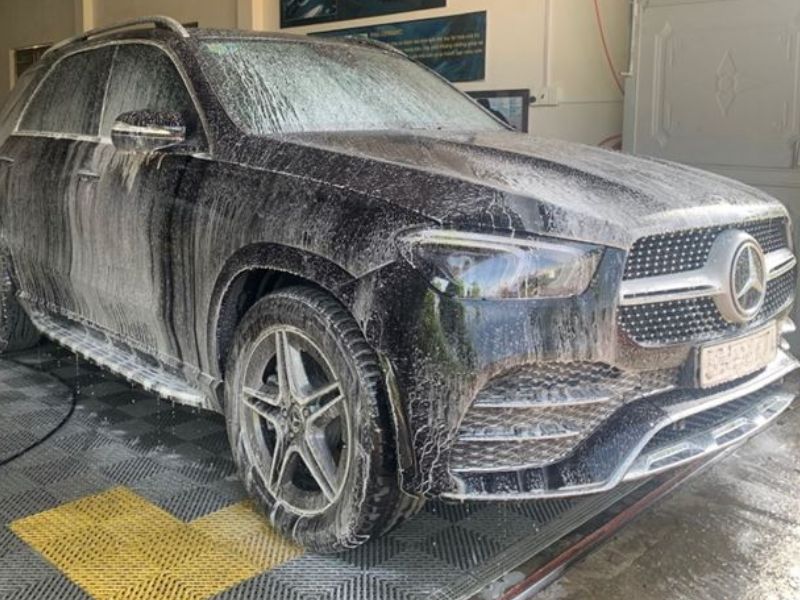 Quy trình rửa xe ô tô đúng cách tại nhà với 6 bước đơn giản 2 Vị trí phù hợp để rửa xe là những nơi râm mát, tránh ánh năng mặt trời trực tiếp
