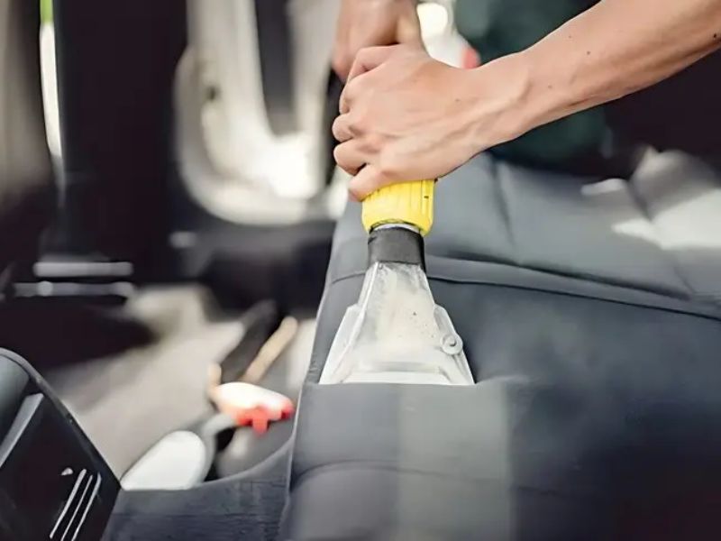 Giặt nệm xe ô tô đúng cách: Bí quyết giữ nội thất sạch như mới 1 Hút bụi toàn bộ nệm và ghế