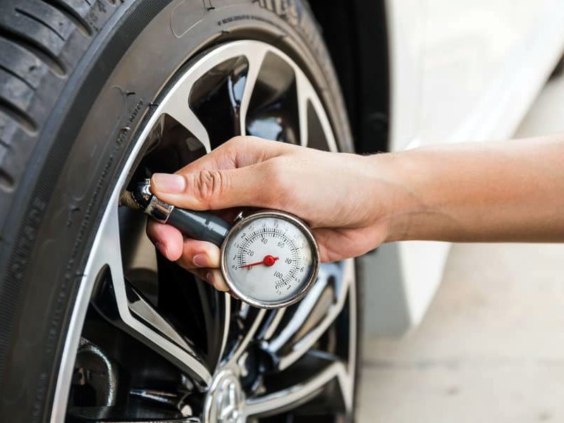 Lốp xe ô tô đi bao nhiêu km thì thay? Dấu hiệu chủ xe cần lưu ý 5 Kiểm tra áp suất lốp định kỳ