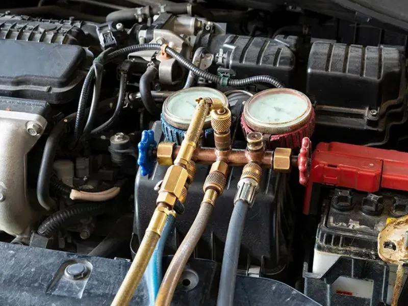 Nạp ga điều hòa ô tô bao nhiêu là đủ? Quy trình nạp ga chuẩn 5 Kiểm tra tình trạng ga điều hòa bằng đồng hồ đo áp suất