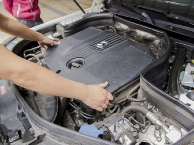 Vệ sinh khoang máy ô tô tại nhà chi tiết, loại mùi hôi hiệu quả 4 Loại bỏ rác và bụi bẩn lớn (Vệ sinh khô sơ bộ)