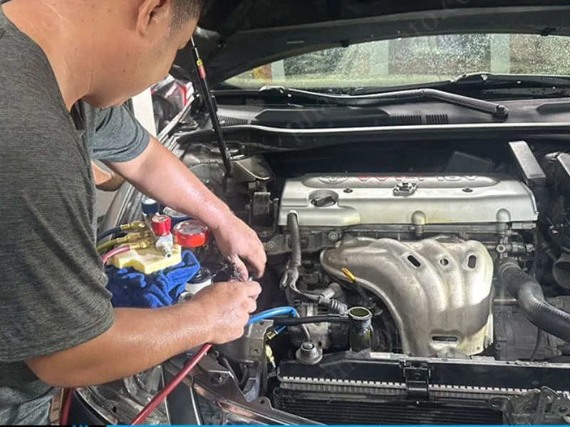 Nạp ga điều hòa ô tô bao nhiêu là đủ? Quy trình nạp ga chuẩn 3 Tiến hành ngắt thiết bị nạp ga và kiểm tra rò rỉ