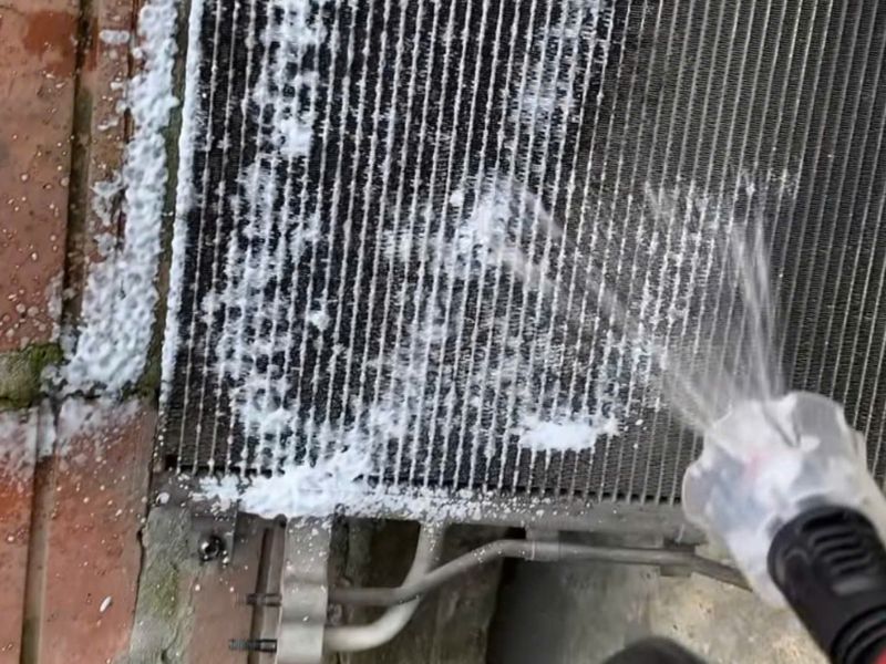 7 bước vệ sinh dàn lạnh ô tô tại nhà đơn giản và hiệu quả 6 Phun dung dịch vệ sinh vào dàn lạnh ô tô