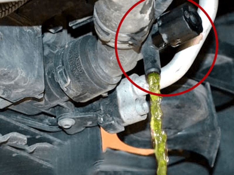 Quy trình vệ sinh két nước ô tô đúng cách, đơn giản với 4 bước 3 Rửa sạch két nước bằng nước sạch đến khi nước xả hoàn toàn trong
