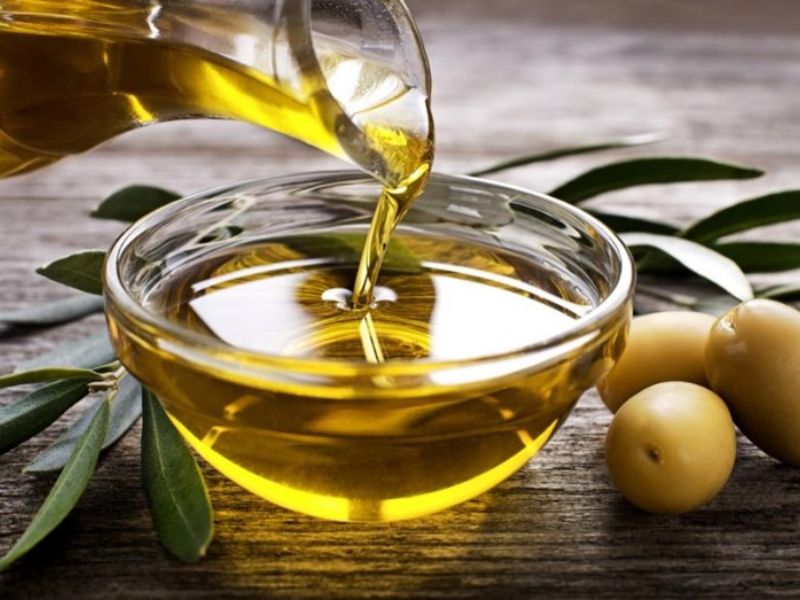 6 cách tẩy nhựa cây trên xe ô tô tránh trầy xước, dễ làm 4 Tẩy nhựa cây trên xe ô tô bằng dầu oliu