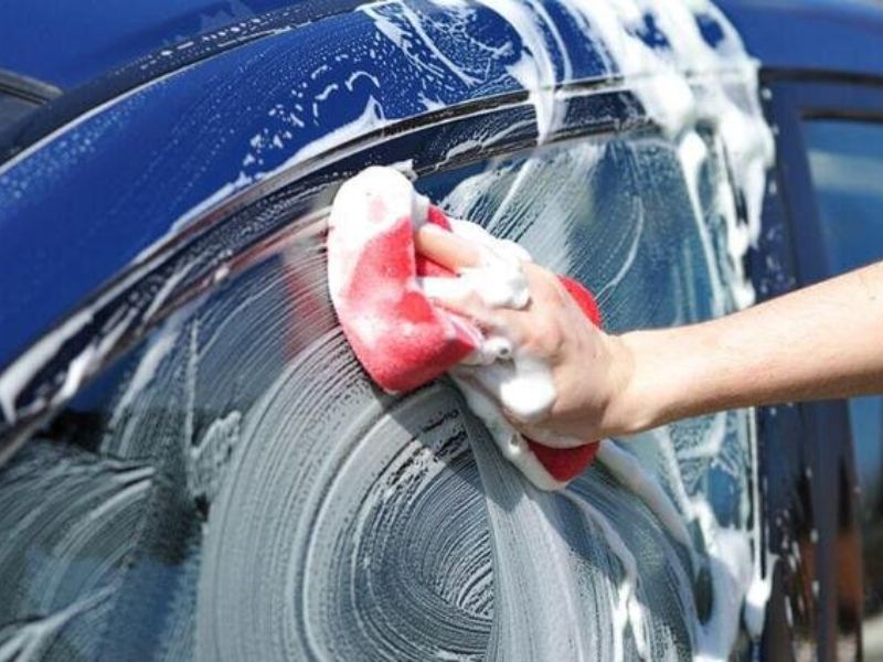 6 cách tẩy nhựa cây trên xe ô tô tránh trầy xước, dễ làm 2 Tẩy nhựa cây trên xe ô tô bằng xà phòng và nước nóng