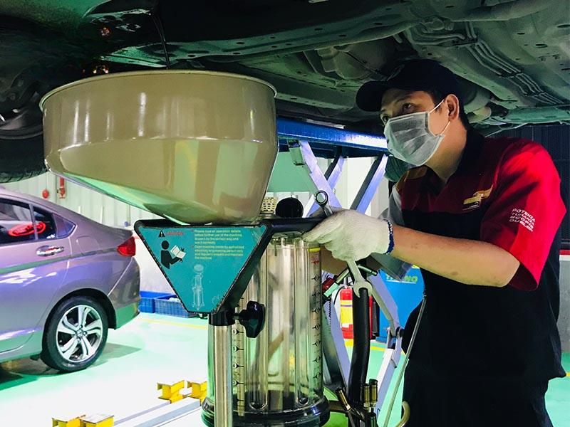 Thời điểm cần thay dầu hộp số ô tô và những điều cần lưu ý 2 Thay dầu hộp số sàn