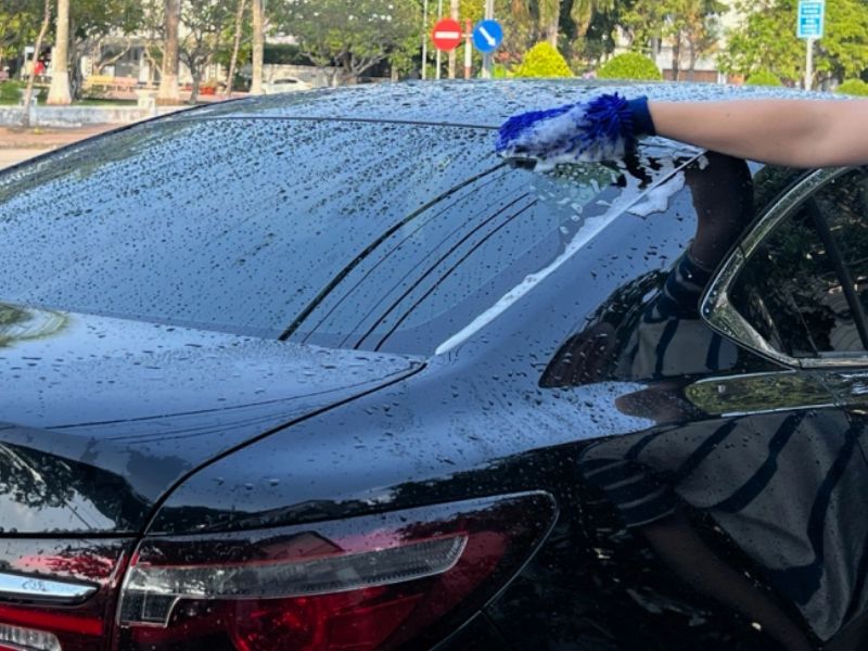 Quy trình rửa xe ô tô đúng cách tại nhà với 6 bước đơn giản 4 Tiến hành rửa thân xe