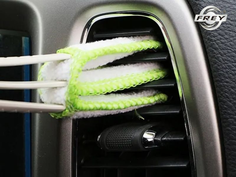 12+ vị trí vệ sinh nội thất ô tô tại nhà nhanh chóng, tiết kiệm chi phí 12 Vệ sinh cửa gió điều hòa sạch sẽ giúp không gian trên xe luôn mát mẻ, thoải mái