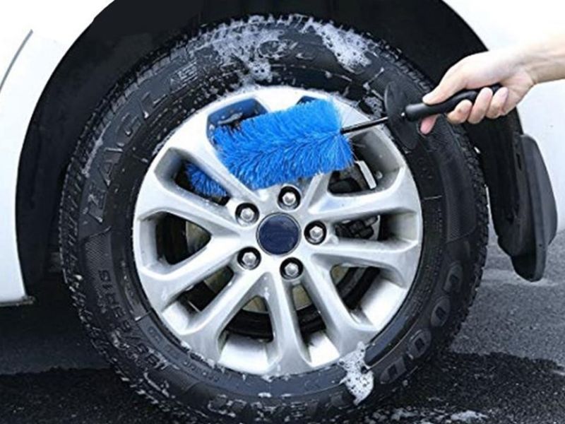 Lốp xe ô tô đi bao nhiêu km thì thay? Dấu hiệu chủ xe cần lưu ý 6 Vệ sinh lốp thường xuyên