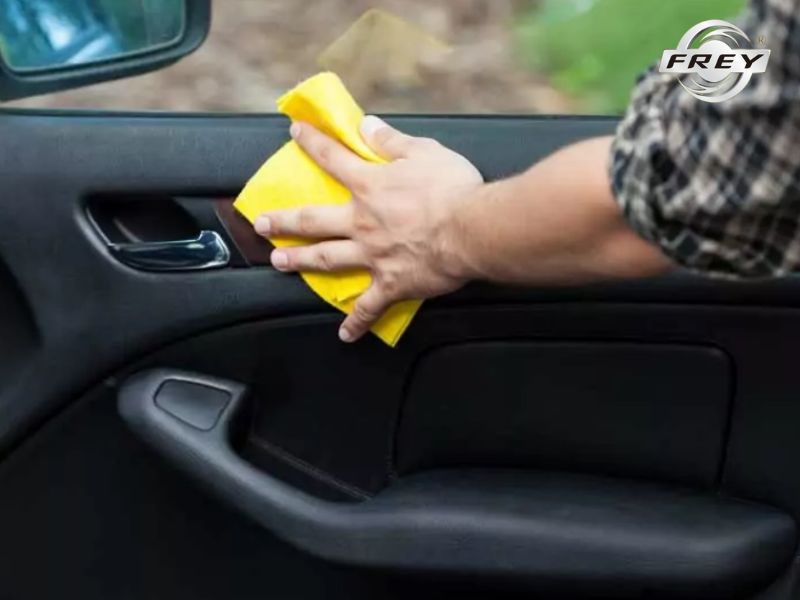 12+ vị trí vệ sinh nội thất ô tô tại nhà nhanh chóng, tiết kiệm chi phí 5 Dùng khăn mềm để vệ sinh khe cửa và tay nắm cửa dễ dàng