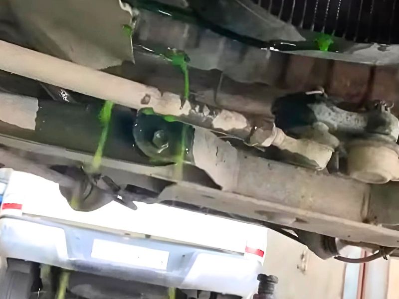 Quy trình vệ sinh két nước ô tô đúng cách, đơn giản với 4 bước 2 Đợi động cơ nguội hẳn rồi xả hết nước làm mát cũ