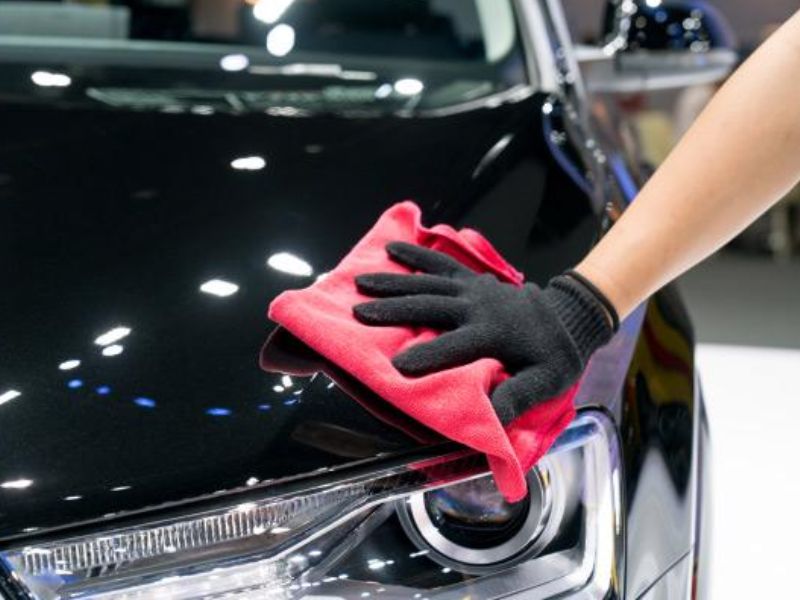 Quy trình rửa xe ô tô đúng cách tại nhà với 6 bước đơn giản 6 Xả sạch bọt và lau khô xe