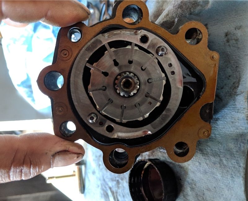 Vô lăng trợ lực điện bị nặng: 9+ nguyên nhân & cách khắc phục 5 Bơm trợ lực hỏng (mòn cánh bơm, ổ bi kêu)