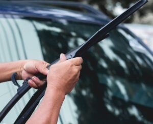 cách thay gạt mưa ô tô