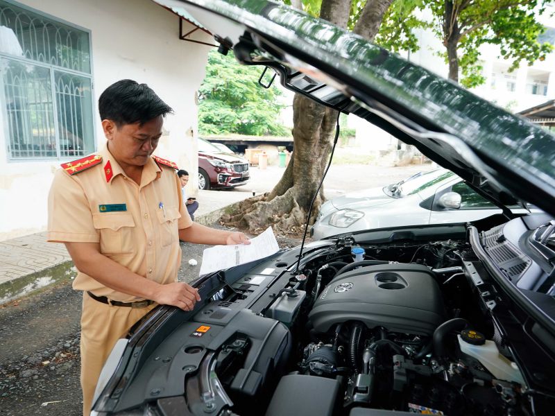 Hướng dẫn làm thủ tục đổi màu sơn xe ô tô đúng quy định 2025 1 CSGT sẽ kiểm tra và đối chiếu số khung, số máy trên xe với giấy tờ đăng ký