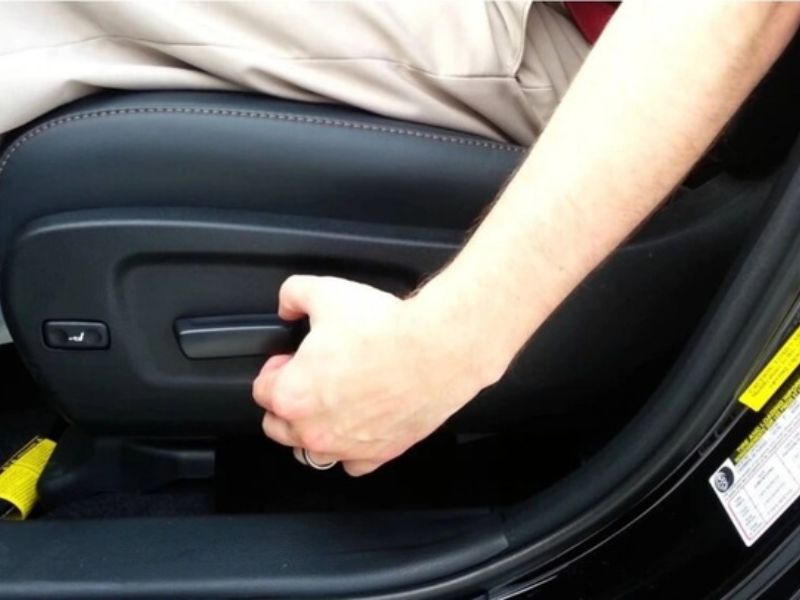 15+ mẹo chống đau lưng khi lái xe ô tô đường dài hiệu quả 2 Căn chỉnh vị trí của ghế lái sao cho phù hợp khi lái xe