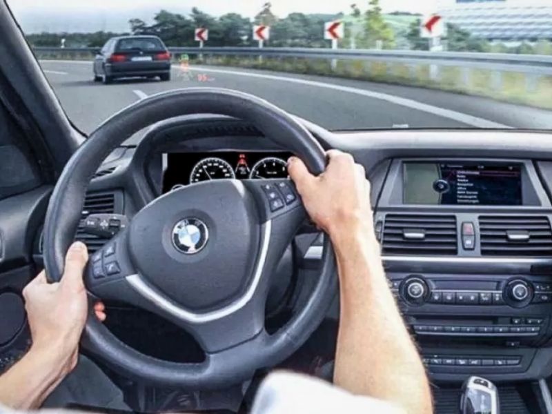21+ Mẹo lái xe ô tô an toàn dành cho lái mới 11 Đánh lái muộn hơn khi ôm cua trái – giúp mũi xe tránh va gờ