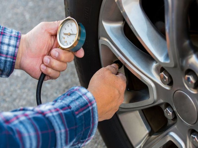 Hướng dẫn bơm lốp xe ô tô đúng cách, đúng áp suất 4 Điều chỉnh áp suất lốp ô tô