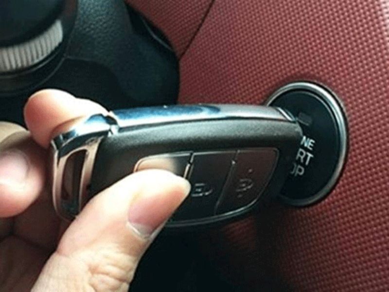5 cách xử lý, khắc phục khi chìa khóa ô tô hết pin 7 Đối với ô tô dùng hệ thống Smartkey thế hệ thứ ba