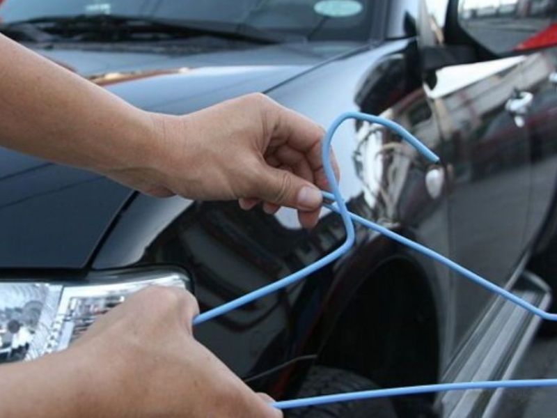 8 cách mở khóa xe ô tô khi quên chìa khóa trong xe chỉ tốn 5 phút 2 Dùng móc treo quần áo mở khóa ô tô
