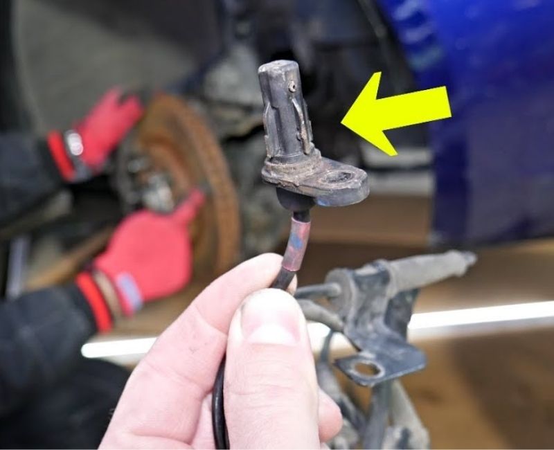 Xe báo lỗi abs có nguy hiểm không? Nguyên nhân, cách xóa lỗi 5 Đứt dây, lỏng giắc hoặc oxy hóa mạch ABS