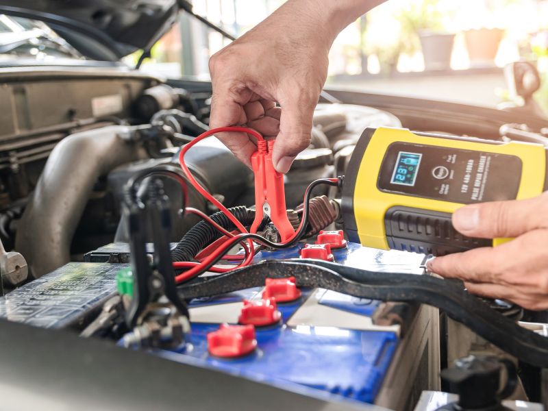 Cách bảo quản bình ắc quy để lâu không dùng tránh hư hại cho xe 3 Giữ nguyên ắc quy trên xe và sạc suy trì để bảo quản