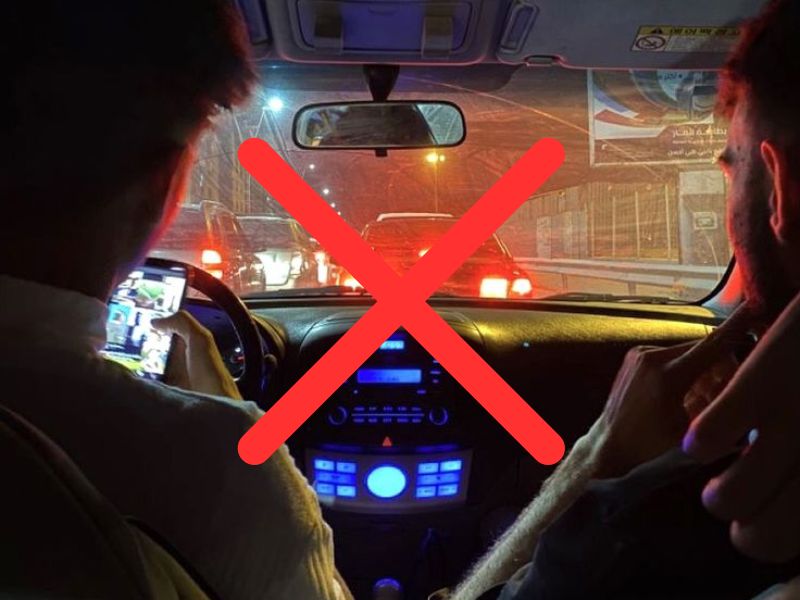 14 kinh nghiệm lái xe đêm an toàn nhất dành cho lái xe 12 Không sử dụng điện thoại khi lái xe đêm
