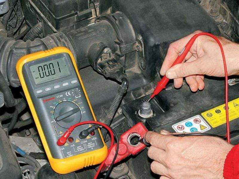 13+ nguyên nhân đèn check engine ô tô sáng và cách khắc phục 9 Kiểm tra ắc quy khi ắc quy có dấu hiệu bị yếu