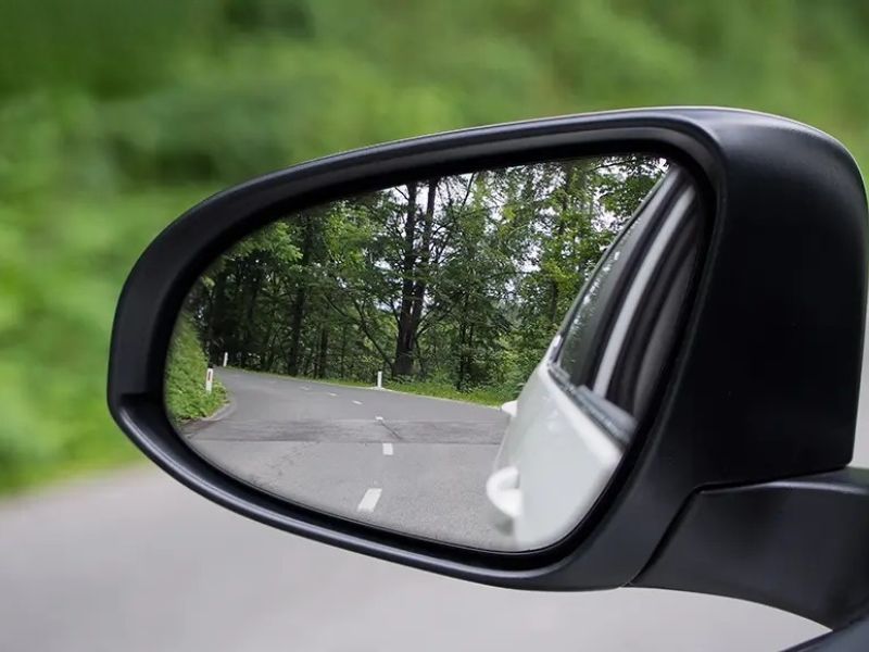 8 cách phát hiện thiết bị nghe lén trên ô tô chính xác nhất 4 Kiểm tra gương chiếu hậu để tìm camera ẩn bên trong