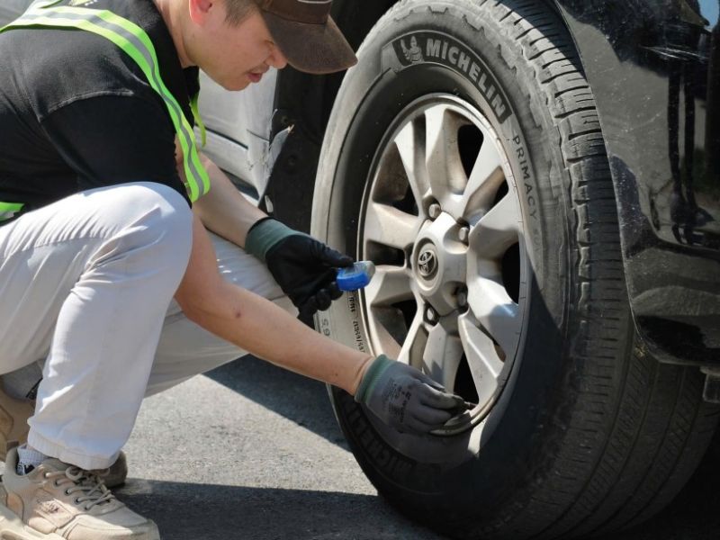 14 kinh nghiệm lái xe đêm an toàn nhất dành cho lái xe 11 Kiểm tra và giữ lốp xe trong tình trạng tốt trước khi lái xe đêm