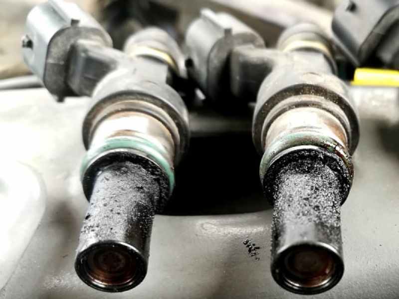 Nguyên nhân xe ô tô ra khói đen và cách khắc phục hiệu quả 1 Kim phun bi bám nhiều muội than khiến xe ra khói đen