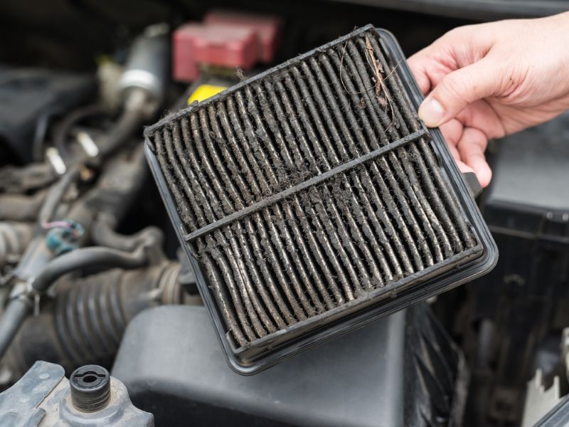 13+ nguyên nhân đèn check engine ô tô sáng và cách khắc phục 11 Lọc gió động cơ quá bẩn do không vệ sinh định kỳ