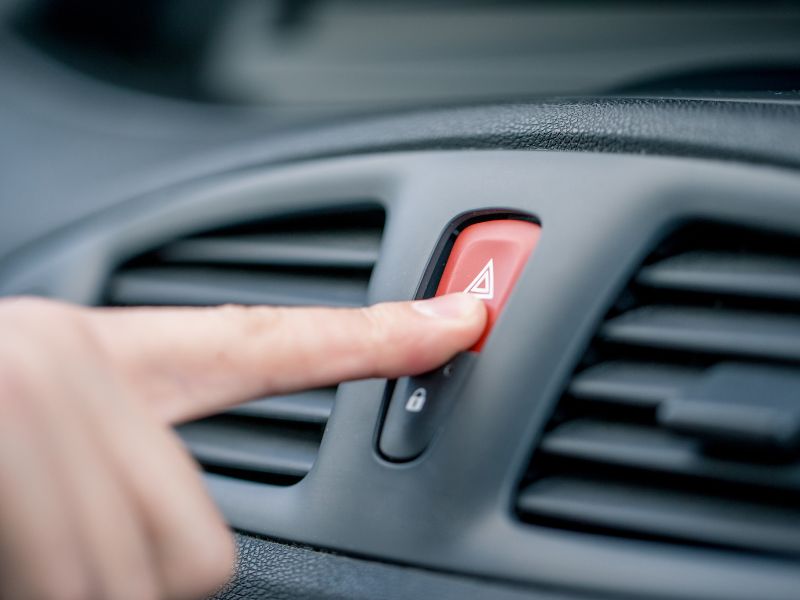 Hướng dẫn cách lùi xe ô tô đơn giản, hiệu quả và chi tiết nhất 7 Luôn bật đèn cảnh báo hoặc xi nhan khi cần