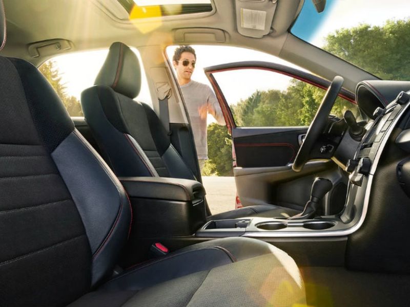 16+ cách khử mùi sầu riêng trên xe ô tô nhanh chóng, hiệu quả 12 Mở cửa xe và đỗ xe dưới nắng buổi sáng để đẩy mùi khó chịu ra khỏi bên ngoài