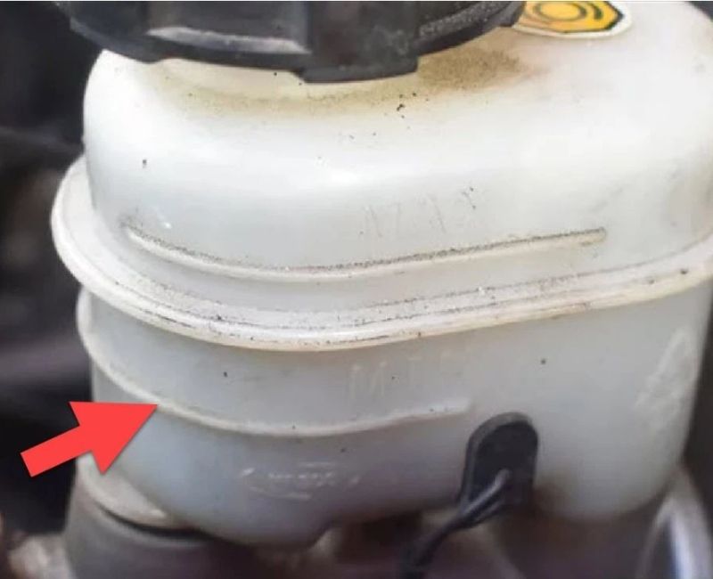 Xe báo lỗi abs có nguy hiểm không? Nguyên nhân, cách xóa lỗi 6 Mức dầu phanh thấp