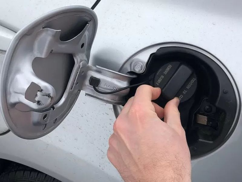 13+ nguyên nhân đèn check engine ô tô sáng và cách khắc phục 3 Nắp bình xăng bị lỏng