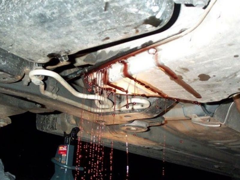 16 dấu hiệu lỗi hộp số tự động và cách xử lý an toàn 6 Rò rỉ dầu hộp số
