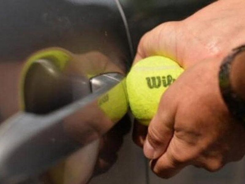8 cách mở khóa xe ô tô khi quên chìa khóa trong xe chỉ tốn 5 phút 3 Sử dụng bóng tennis mở khóa xe ô tô
