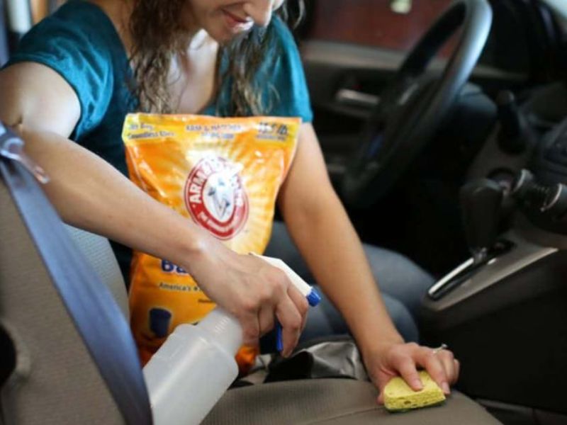 16+ cách khử mùi sầu riêng trên xe ô tô nhanh chóng, hiệu quả 7 Sử dụng bột baking soda để khử mùi sầu riêng trong xe hơi
