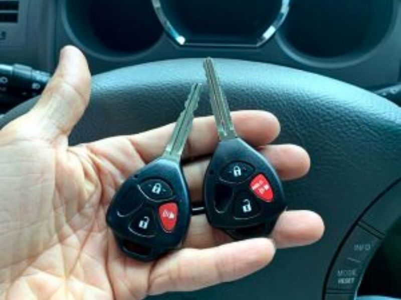 5 cách xử lý, khắc phục khi chìa khóa ô tô hết pin 4 Sử dụng chìa khóa cơ riêng biệt để mở cửa ô tô
