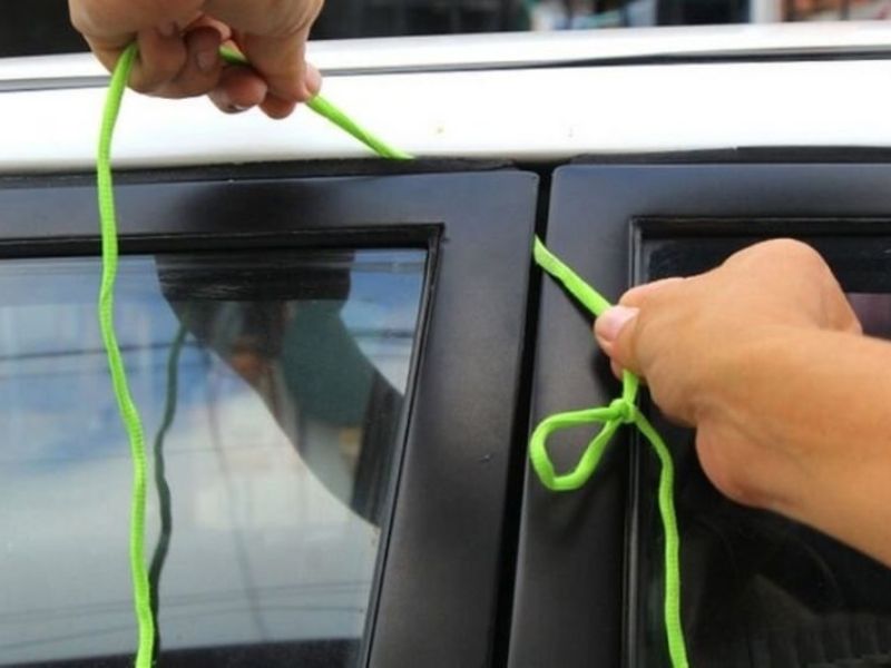 8 cách mở khóa xe ô tô khi quên chìa khóa trong xe chỉ tốn 5 phút 1 Sử dụng dây giày hoặc dây dù