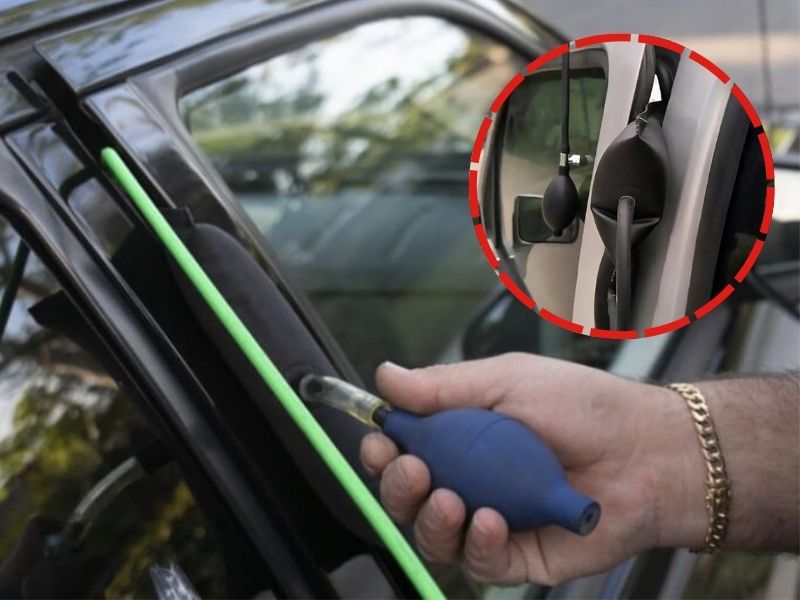 8 cách mở khóa xe ô tô khi quên chìa khóa trong xe chỉ tốn 5 phút 5 Sử dụng túi đệm khí (nêm không khí)