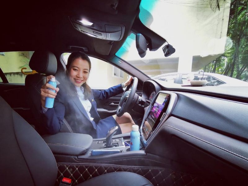 Nguyên nhân & các cách khử mùi điều hòa ô tô đơn giản, hiệu quả 8 Sử dụng xịt khử mùi để giảm bớt mùi khó chịu, làm sạch không khí trong xe