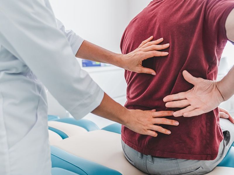 15+ mẹo chống đau lưng khi lái xe ô tô đường dài hiệu quả 11 Đến các phòng khám hoặc bệnh viện để kiểm tra tình trạng đau lưng
