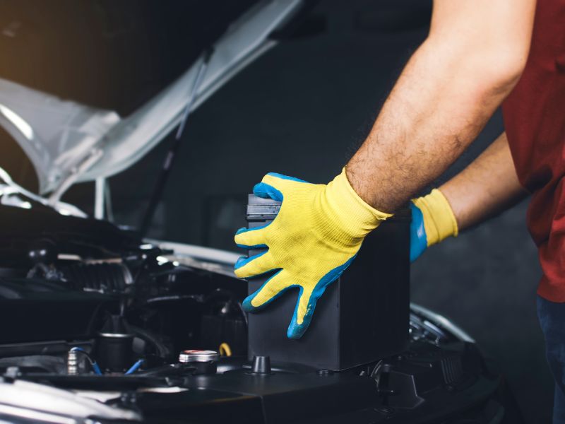 Cách bảo quản bình ắc quy để lâu không dùng tránh hư hại cho xe 2 Thực hiện việc tháo rời bình ắc quy khỏi xe để tiến hành kiểm tra
