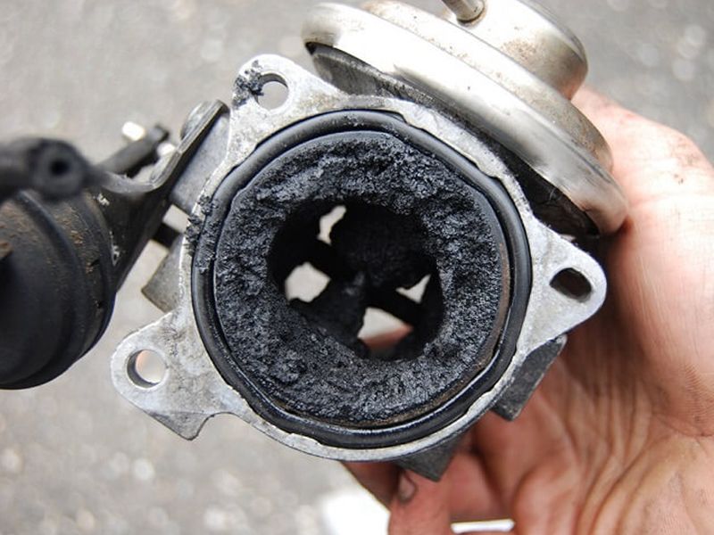 13+ nguyên nhân đèn check engine ô tô sáng và cách khắc phục 7 Van EGR bám nhiều muội than