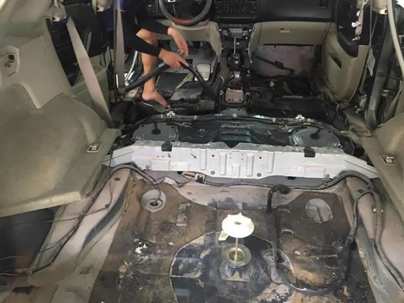 Cách khắc phục xe bị ngập nước hiệu quả, tiết kiệm chi phí 2 Vệ sinh bên trong khoang xe để loại bỏ sạch nước và chất bẩn