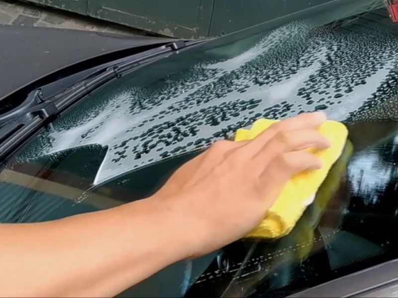 7 cách xử lý kính ô tô bị mờ khi trời mưa, sương mù nhanh chóng 11 Vệ sinh kính ô tô định kỳ 1-2 tuần/lần bằng dung dịch chuyên dụng dành cho kính xe