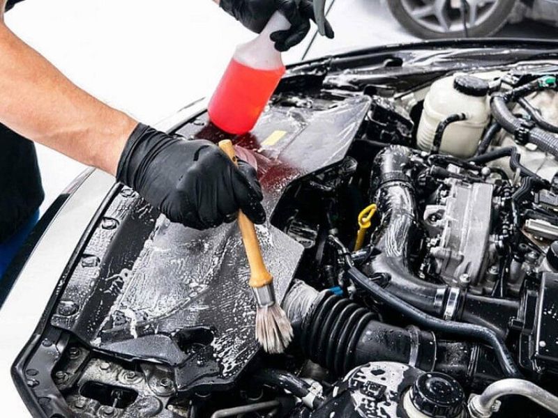 Cách khắc phục xe bị ngập nước hiệu quả, tiết kiệm chi phí 3 Vệ sinh làm sạch khoang máy động cơ ngay khi xe bị nước vào